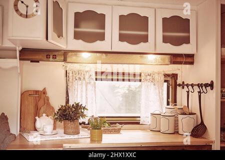 Cuisine de style bohémien avec table confortable.Maison confortable et confortable.Intérieur esthétique, couleurs pastel.Une matinée parfaite.Photo de haute qualité Banque D'Images