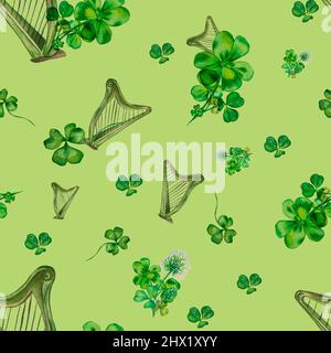 Shamrock floral et harpe sans couture dessin à la main, St. Patrick Day trèfle vert feuilles aquarelle sur fond vert. Symboles irlandais pour la conception c Banque D'Images