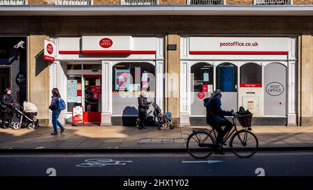 City Centre Post Office UK - Modern Post Office Store à Cambidge City Centre UK. Bureau de poste du centre-ville. Bureau de poste urbain. Banque D'Images