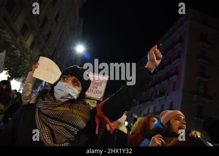 Naples, Campanie, Italie. 8th mars 2022. A l'occasion de la journée des femmes, de l'organisation ''non da sola'' et d'autres organisations féministes, ils ont organisé une marche pour dire assez sur la violence contre les femmes. (Credit image: © Pasquale Gargano/Pacific Press via ZUMA Press Wire) Banque D'Images