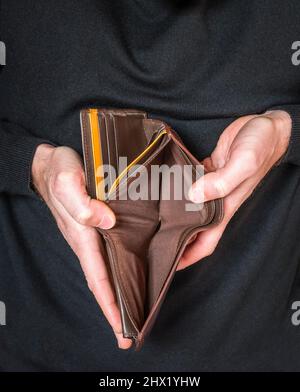Hands holding an empty wallet Banque D'Images