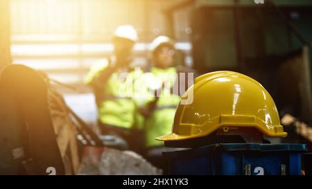 Casque jaune dans un ingénieur industriel et homme d'affaires dans un casque de sécurité travaillant en usine, planifiant, discutant et formant des travailleurs avec une tablette en met Banque D'Images