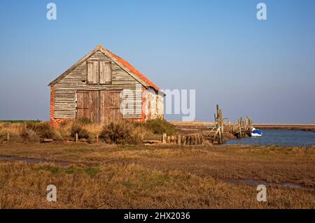 Vue sur la Barn de charbon par le vieux port sur la côte nord de Norfolk à Thornham, Norfolk, Angleterre, Royaume-Uni. Banque D'Images