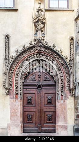 La porte en bois d'une maison ancienne Banque D'Images