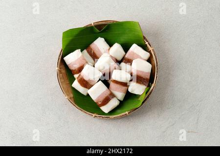 Vue du haut Getuk Tigna Warna ou Getuk Trio, en-cas javanais traditionnel sucré de Magelang. Un mélange de manioc, de sucre et de noix de coco Banque D'Images