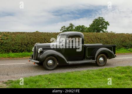 Pick-up Ford 3500cc noir 1938 30s des années 30, camion de travail 4 roues motrices à cabine classique à caisse longue; en route vers le spectacle automobile classique d'août de Capesthorne Hall, Cheshire, Royaume-Uni Banque D'Images