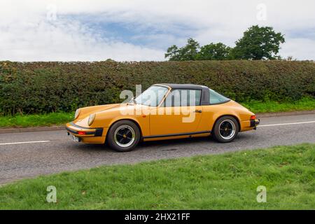 1978 70s soixante-dix orange Porsche 911 2993cc 5 speed Manual een-route to Capesthorne Hall Classic August car show, Cheshire, Royaume-Uni Banque D'Images