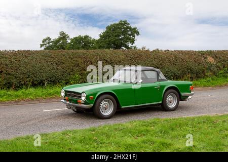 1972 70s soixante-dix Green Triumph TR6 2DR voiture de sport britannique en route vers Capesthorne Hall Classic August car show, Cheshire, Royaume-Uni Banque D'Images