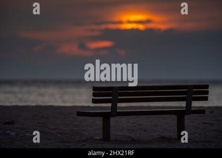 Videz le banc à une plage d'Athènes en hiver Banque D'Images