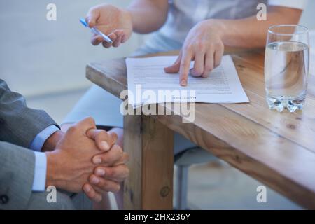 Décider d'un candidat à un poste. Image rognée de deux hommes d'affaires discutant d'un CV. Banque D'Images