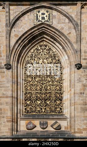 Fenêtre de la cathédrale Saint-Vitus de Prague Banque D'Images