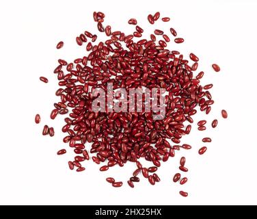 Pile de haricots rouges cuits isolés sur fond blanc. Banque D'Images