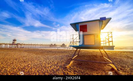 tour de sauvetage à huntington beach pendant le coucher du soleil Banque D'Images