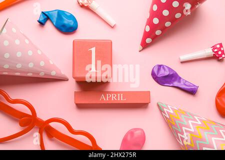 Calendrier avec date d'avril Fools Day et décor de fête sur fond rose Banque D'Images