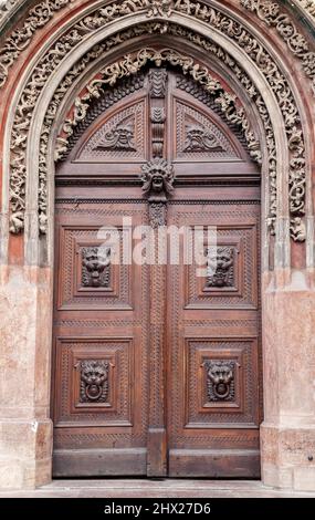 La porte en bois d'une maison ancienne Banque D'Images