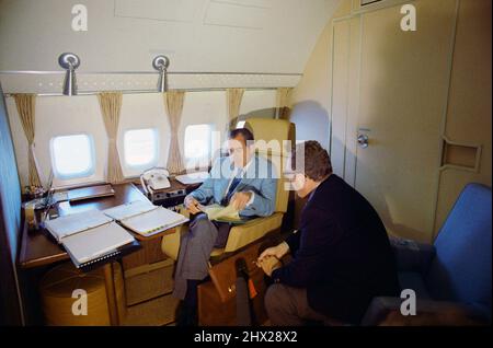 A BORD DE L'ARMÉE DE L'AIR 1 - 20 février 1972 - le président américain Richard Nixon confère à son conseiller à la sécurité nationale Henry Kissinger dans son bureau privé Banque D'Images