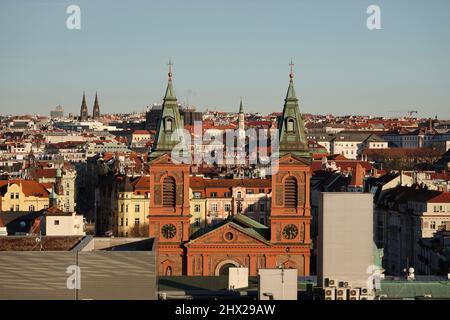 Eglise de Saint Venceslas sur Smichov, Prague, République Tchèque. Basilique de trois nef de style néo-Renaissance. Deux tours latérales de 50 mètres. Banque D'Images