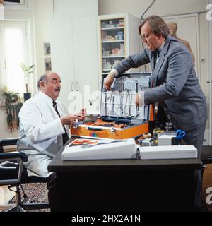 Der nächste, bitte !, ARD Arzt-Serie, 1983, Folge: Ein fabelhafter trick, Szene: Walter Sedlmayr als Dr. Waagreiner und Dieter Pfaff als Vertreter Baumann mit seinem amerikanischem Ambulanzkoffer. Der naechste, bitte !, ARD TV Doctor series, 1983, épisode: Ein fabelhafter trick, scène: Walter Sedlmayr comme Dr Waagreiner, Dieter Pfaff comme représentant avec le cas d'ambulance. Banque D'Images