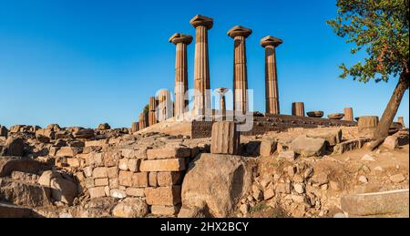 Le temple d'Athéna ruine dans la ville antique d'Assos. Le temple d'Assos a été construit en 530 av. J.-C. sur la plus haute place de l'Acropole. Canakkale, Turquie. Banque D'Images