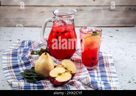 Limonade aux fruits et aux baies fraîches dans une carafe et un verre Banque D'Images