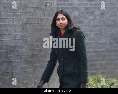 Londres, Royaume-Uni. 8th mars 2022. Le procureur général Suella Braverman arrive pour la réunion hebdomadaire du Cabinet au n° 10 Downing Street Banque D'Images