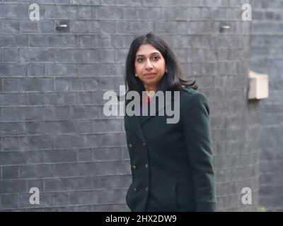 Londres, Royaume-Uni. 8th mars 2022. Le procureur général Suella Braverman arrive pour la réunion hebdomadaire du Cabinet au n° 10 Downing Street Banque D'Images