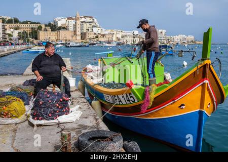 Tri de filets sur un bateau de pêche traditionnel connu sous le nom de luzzu, Marsaskala, Malte Banque D'Images