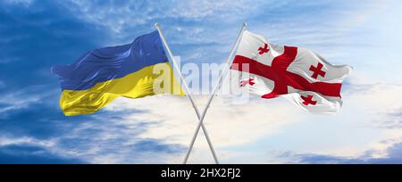 Deux drapeaux croisés la Géorgie et l'Ukraine agitant dans le vent à ciel nuageux. Concept de relation, de dialogue, de voyage entre deux pays. 3d illustration Banque D'Images