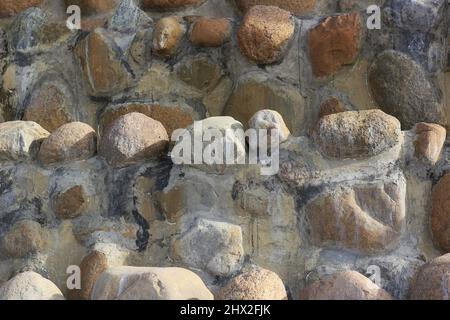 Mur rustique en pierre créé à partir de blocs de granit. Banque D'Images