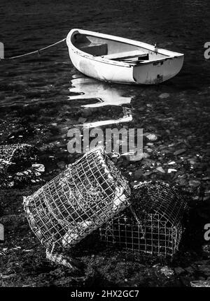 Langoustes et bateau amarré sur la baie de Killary Little, Connemara, comté de Galway, Irlande. Banque D'Images