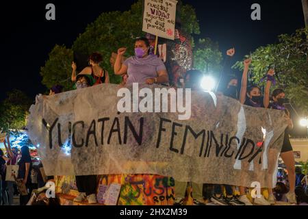 Non exclusif: MERIDA, MEXIQUE - 8 MARS 2022: Des femmes se réunissent dans le centre-ville de Merida lors d'une manifestation contre la violence sexiste pour commémorer International Banque D'Images