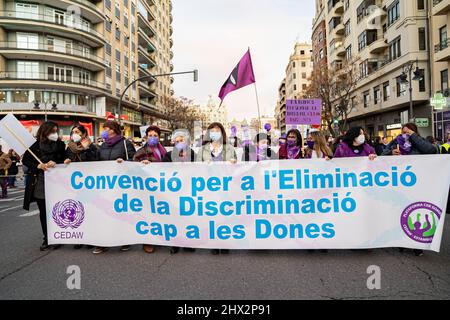 Valence, Espagne. 08th mars 2022. Les manifestants féminins portent une bannière qui dit «Convention pour l'élimination de la discrimination à l'égard des femmes» lors de la manifestation féministe internationale (8M), à Valence, le jour de la Journée internationale de la femme. Crédit : SOPA Images Limited/Alamy Live News Banque D'Images