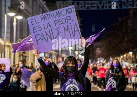 Valence, Espagne. 08th mars 2022. Un démonstrateur portant un masque porte un écriteau qui indique que « le patriarcat est la pire pandémie » lors de la manifestation féministe internationale (8M), à Valence, le jour de la Journée internationale de la femme. Crédit : SOPA Images Limited/Alamy Live News Banque D'Images