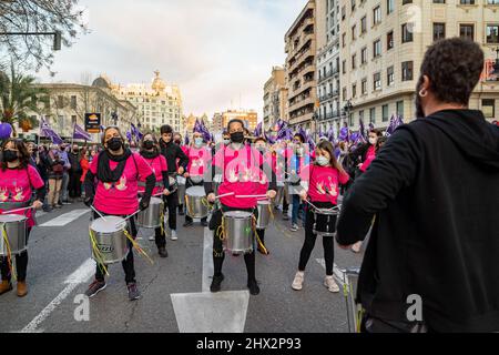 Valence, Espagne. 08th mars 2022. Les femmes manifestants jouent de la batterie lors de la manifestation féministe internationale (8M), à Valence, le jour de la Journée internationale de la femme. Crédit : SOPA Images Limited/Alamy Live News Banque D'Images