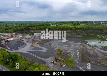 Vue aérienne de la carrière minière en plein ciel avec beaucoup de machines au travail vue d'en haut Banque D'Images