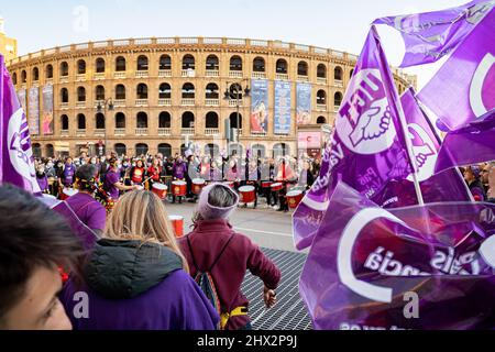 Valence, Espagne. 08th mars 2022. Les femmes manifestants jouent de la batterie lors de la manifestation féministe internationale (8M), à Valence, le jour de la Journée internationale de la femme. Crédit : SOPA Images Limited/Alamy Live News Banque D'Images