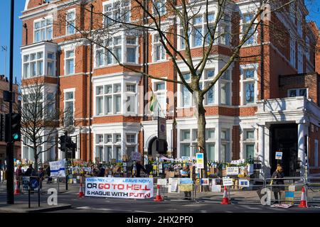 Anti Ukraine des manifestants de guerre devant le Haut-commissariat du Guyana, Bayswater, Kensington, Londres, Royaume-Uni début mars 2022 Banque D'Images