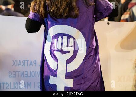 Valence, Espagne. 08th mars 2022. Un manifestant vu porter un T-shirt avec un symbole féministe lors de la manifestation féministe internationale (8M), à Valence, le jour de la Journée internationale de la femme. (Photo de Xisco Navarro/SOPA Images/Sipa USA) crédit: SIPA USA/Alay Live News Banque D'Images