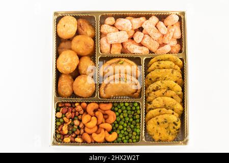 Shahi Mithai Gujia ou Gujiya, Spicy Crispy snacks Namkeen aussi appelé Nimki, Mathri, Matar, Kachori, mélange décoré dans boîte-cadeau. Thème alimentaire Banque D'Images