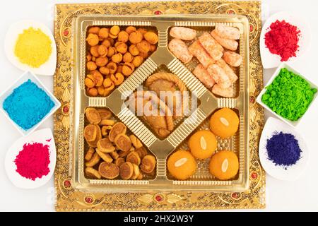 Shahi Mithai Gujia ou Gujiya, Spicy Crispy snacks Namkeen aussi appelé Nimki, Mathri, Matar, Kachori, mélange décoré dans boîte-cadeau. Thème alimentaire Banque D'Images