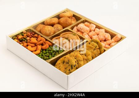 Shahi Mithai Gujia ou Gujiya, Spicy Crispy snacks Namkeen aussi appelé Nimki, Mathri, Matar, Kachori, mélange décoré dans boîte-cadeau. Thème alimentaire Banque D'Images