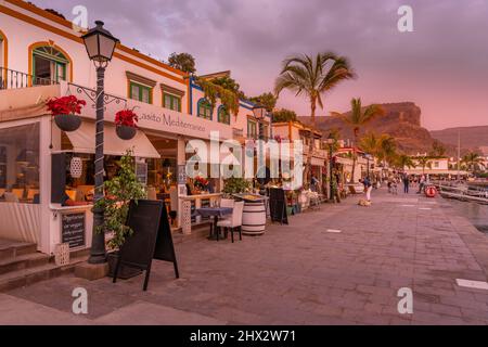 Vue sur de belles maisons et palmiers à Puerto de Mogan au coucher du soleil, Gran Canaria, îles Canaries, Espagne, Europe Banque D'Images