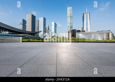 Gratte-ciel moderne de la ville et bâtiments commerciaux avec des planchers vides à Shenzhen, en Chine. Banque D'Images