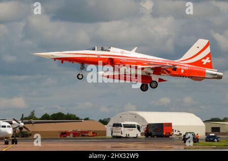 Northrop F-5E Tiger II de Patrouille Suisse, avion de chasse de l'équipe suisse arrivant au Royal International Air Tattoo Airshow, Royaume-Uni, RAF Fairford Banque D'Images