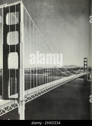 Le centre du pont du Golden Gate principal depuis le Golden Gate Bridge; rapport de l'ingénieur en chef au conseil d'administration du Golden Gate Bridge and Highway District, Californie, septembre 1937 Banque D'Images