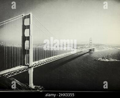 Le centre du pont du Golden Gate principal depuis le Golden Gate Bridge; rapport de l'ingénieur en chef au conseil d'administration du Golden Gate Bridge and Highway District, Californie, septembre 1937 Banque D'Images