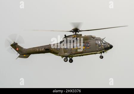 L'hélicoptère T-340 Eurocopter TH98 Cougar (AS-532UL) de l'armée de l'air suisse atterrissant à la RAF Waddington pour le spectacle aérien. Banque D'Images