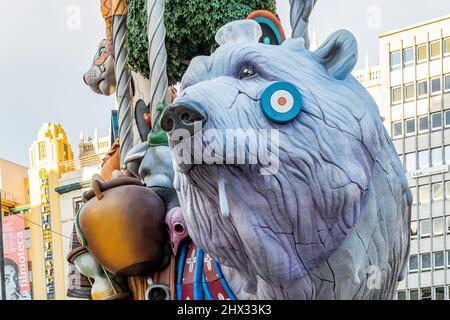 Valence, Espagne. 08th mars 2022. Vue de la Falla municipale lors de son assemblage sur la Plaza del Ayuntamiento à Valence.la Falla municipale de Valence 2022, est l'œuvre des artistes valenciens; Antonio Segura, Dulk, et l'artiste Fallas Alejandro Santaeulalia, dont la devise est "Protegeix allò que esTimes" (protéger ce que vous aimez), en faveur de la conservation de la planète et de ses animaux et de la sensibilisation au changement climatique. La Falla d'Ayuntamiento de Valencia est la seule qui n'entre pas dans le concours. Crédit : SOPA Images Limited/Alamy Live News Banque D'Images