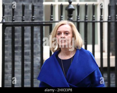 Londres, Royaume-Uni, 8th mars 2022. Le secrétaire aux Affaires étrangères Liz Truss part après la réunion hebdomadaire du Cabinet au n° 10 Downing Street Banque D'Images