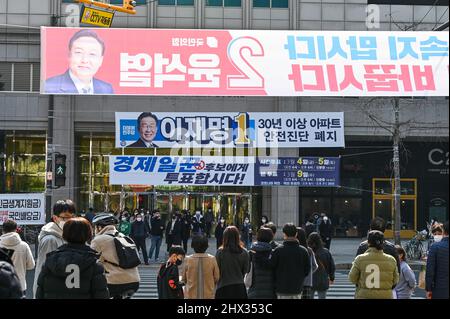 Des piétons traversent la rue sous des bannières mettant en vedette les candidats à l'élection présidentielle de la Corée du Sud à Séoul, en Corée du Sud, le mercredi 9 mars. Lee Jae-myung (non 1) du Parti démocratique et de Yoon Suk-yeol (No 2) du Parti du pouvoir du peuple sont les deux principaux candidats. Photo de Thomas Maresca/UPI Banque D'Images